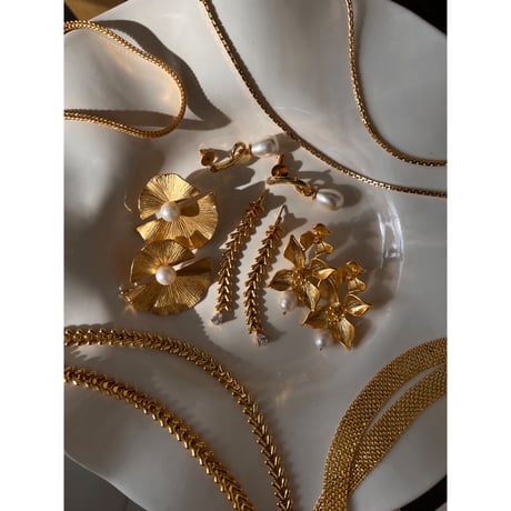 LYNYER London : PEARLY SCALLOP EARRINGS  ( Gold W coating / Pearl Natural )