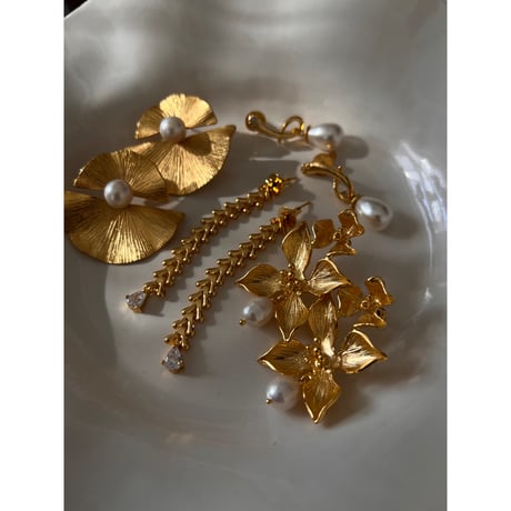 LYNYER London : PEARLY SCALLOP EARRINGS  ( Gold W coating / Pearl Natural )