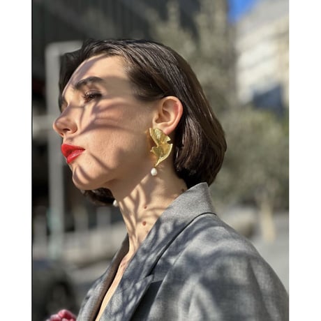 LYNYER London : BOTANICAL PETAL EARRINGS  ( Gold W coating / Pearl Natural )