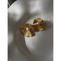 LYNYER London : PEARLY SCALLOP EARRINGS  ( Gold W coating / Pearl Natural )