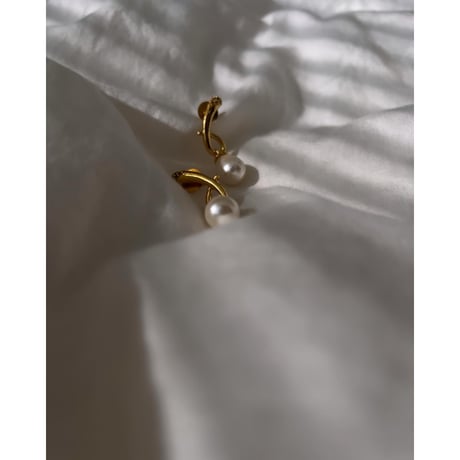 LYNYER London : VENUS PEARL SWIRL DEROP EARRINGS