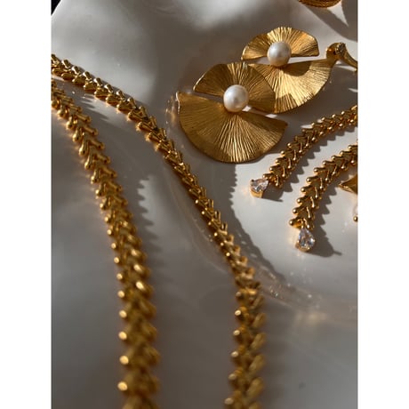 LYNYER London : PEARLY SCALLOP EARRINGS  ( Gold W coating / Pearl Natural )