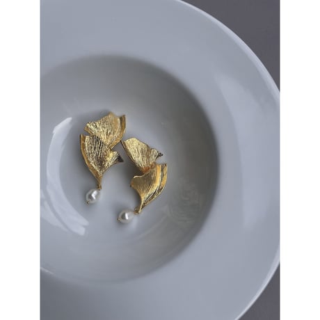 LYNYER London : BOTANICAL PETAL EARRINGS  ( Gold W coating / Pearl Natural )