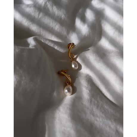 LYNYER London : VENUS PEARL SWIRL DEROP EARRINGS
