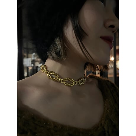 LYNYER London | BIG KNOT NECKLACE  ( Gold W coating )