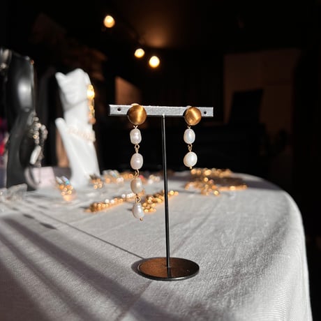 FRESHWATER PEARL BLOSSOM Pierced Earrings