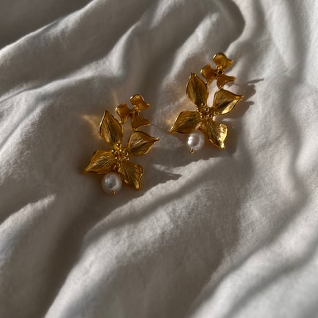 LYNYER London : PEARL BLOSSOM DROP Pierced Earrings