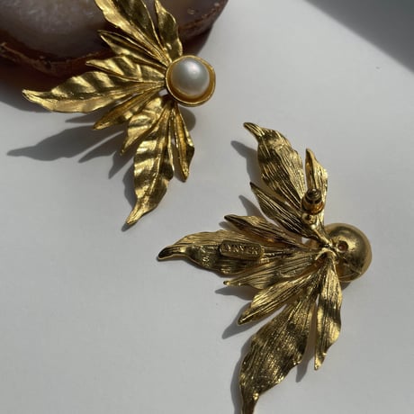LYNYER London | BOTANIC WINGS EARRINGS  ( Gold W coating / Pearl Natural )