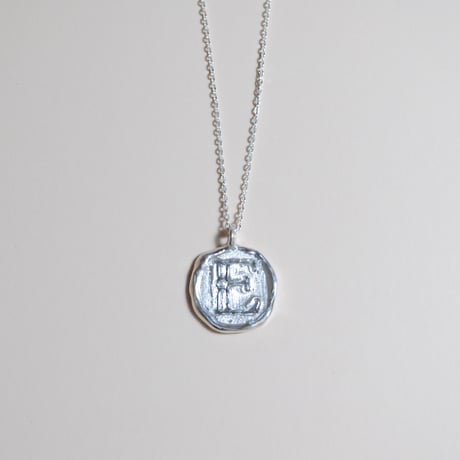 Kettiオリジナルコイン型イニシャルネックレス 〈E〉〜silver925〜