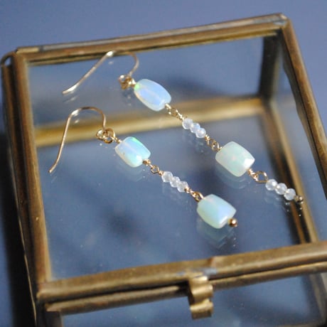 オパールピアス〈長方形・赤系〉〜14kgf〜