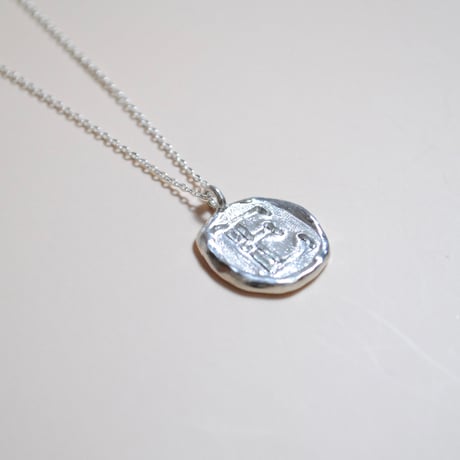 Kettiオリジナルコイン型イニシャルネックレス 〈E〉〜silver925〜
