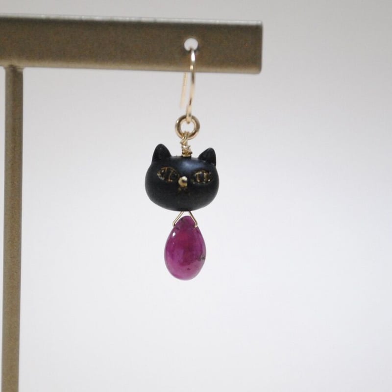 黒猫とルビーのピアス〈A〉〜14kgf〜 | Ketti 黒猫とルビーのピアス〈A〉〜14kgf〜 | Ketti
