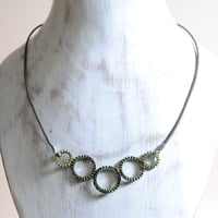 泡フープネックレス〈カーキ×シルバー〉