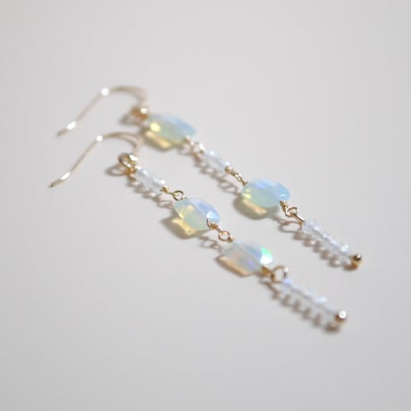 オパールピアス〈長方形・青系〉〜14kgf〜