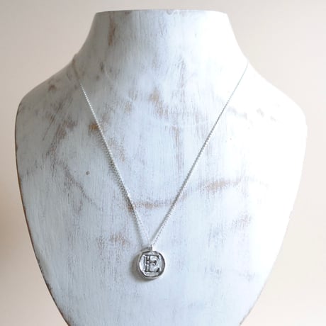 Kettiオリジナルコイン型イニシャルネックレス 〈E〉〜silver925〜