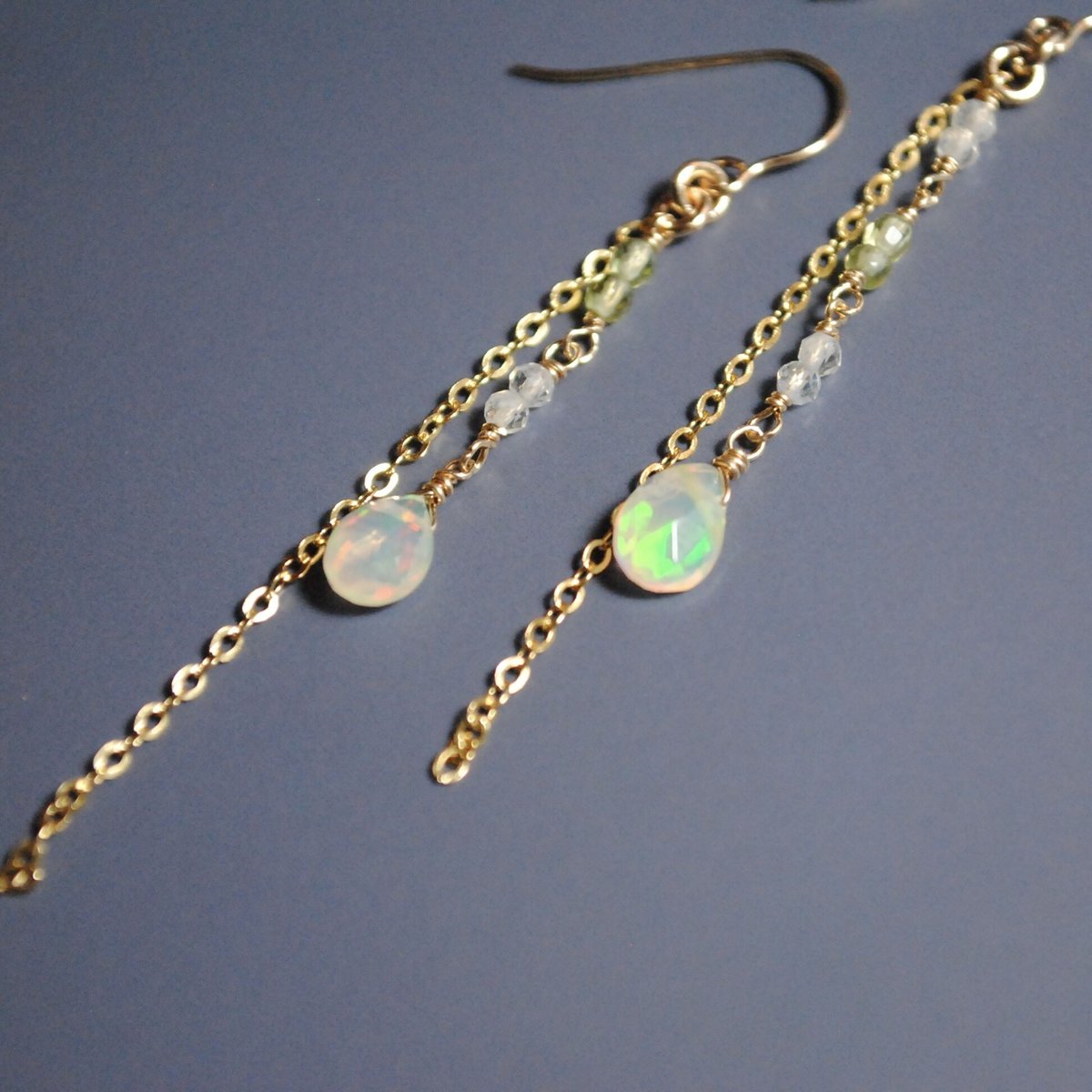 【⠀専用ページ 】ペリドット オパールピアス 14kgf 宝石質 ペリドットとオパールの小ぶりなピアス 14kgf | iichi