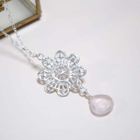 レース風フラワーネックレス　ローズクォーツ　〜silver925〜