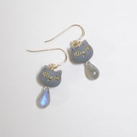 グレーな猫とラブラドライトのピアス〜14kgf〜