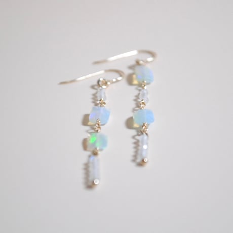 オパールピアス〈長方形・青系〉〜14kgf〜