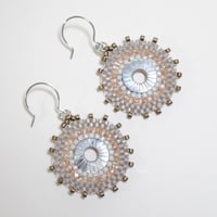 シェルとビーズのサークルピアス〈ベージュ〉New type!
