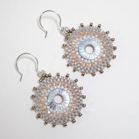 シェルとビーズのサークルピアス〈ベージュ〉New type!