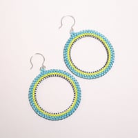 カジュアルフープピアス〈ターコイズブルー＆イエロー〉