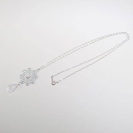 レース風フラワーネックレス　レインボームーンストーン　〜silver925〜