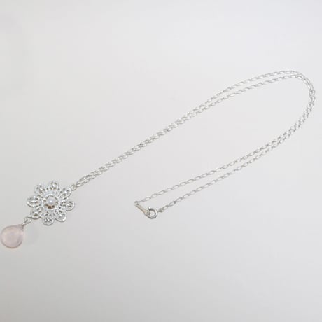 レース風フラワーネックレス　ローズクォーツ　〜silver925〜