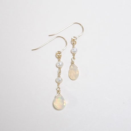 オパールと淡水パールのピアス〜14kgf〜