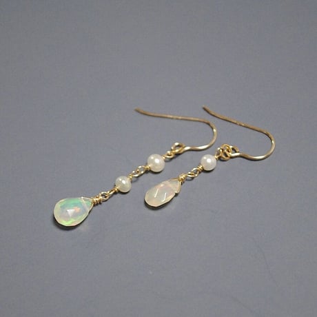 オパールと淡水パールのピアス〜14kgf〜
