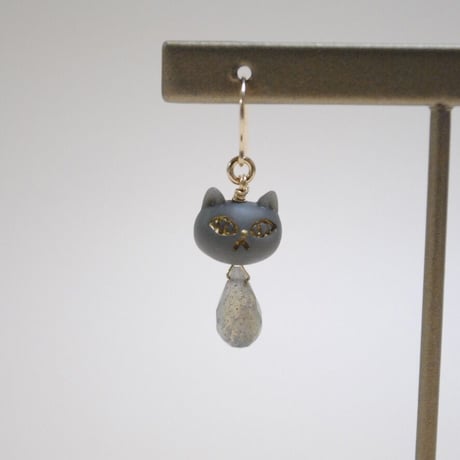 グレーな猫とラブラドライトのピアス〜14kgf〜