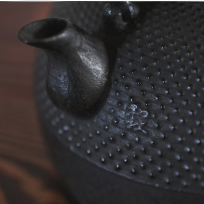 南部鉄瓶 気づかいシリーズ「平丸アラレ」 1L〜1.6L | 平泉の門前町 南部鉄瓶 気づかいシリーズ「平丸アラレ」 1L〜1.6L | 平泉の門前町