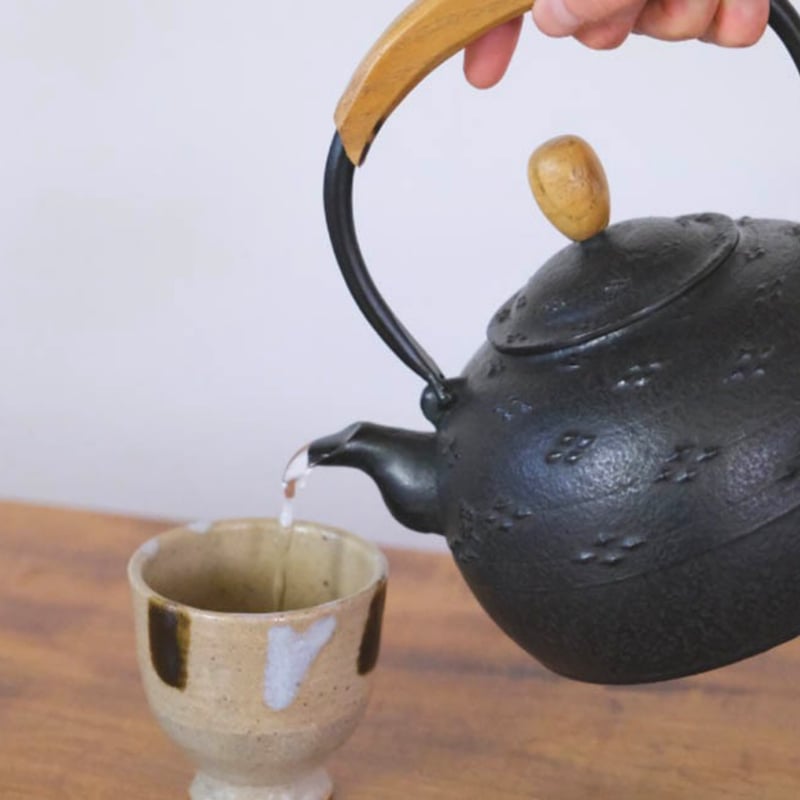 南部鉄器　インテリア3点 Amazon.co.jp: 南部鉄器 岩鋳 鉄灯籠 三つ足 三分割 園庭