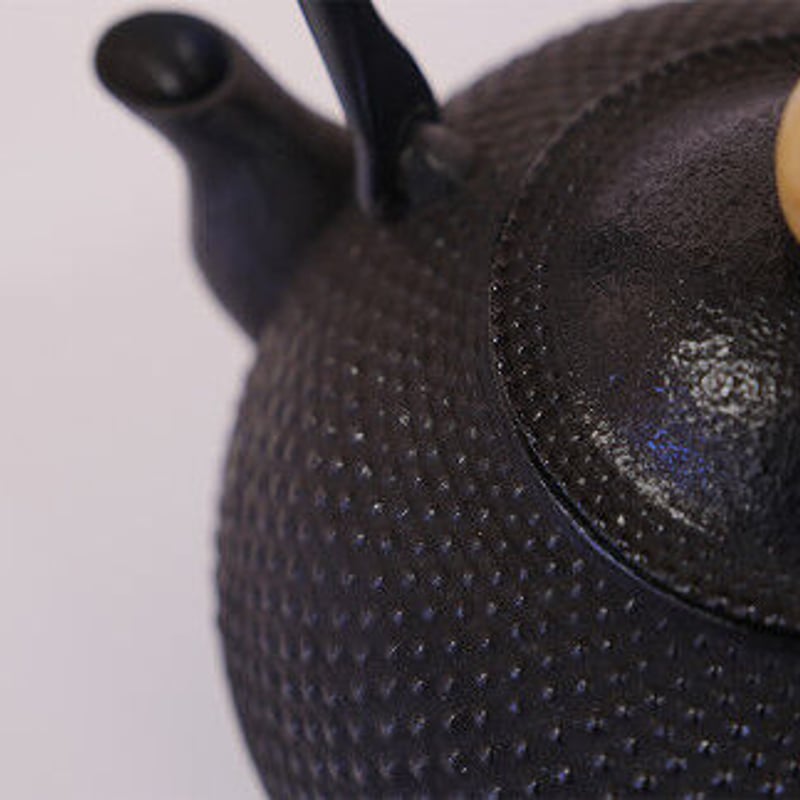 ★未使用★ (有)鍋元 南部鉄器 南部鉄瓶  平丸アラレ1.7ℓ 南部鉄器 岩鋳 IH対応鉄瓶 平丸アラレ 18型 1.7L | 内藤金物店