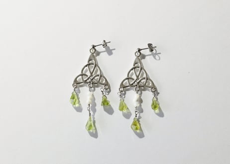 【con.fei.to】マザーオブパールとペリドットのピアス ※イベントクーポン使用不可