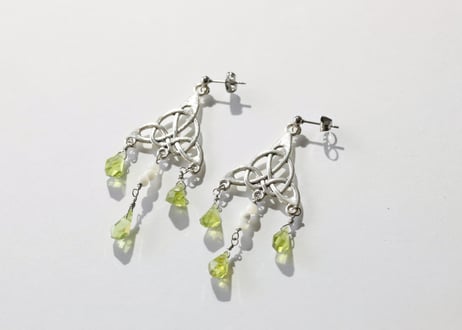 【con.fei.to】マザーオブパールとペリドットのピアス ※イベントクーポン使用不可