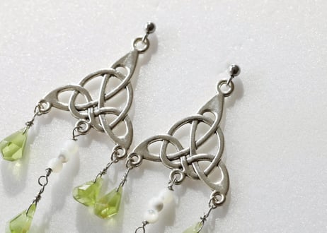 【con.fei.to】マザーオブパールとペリドットのピアス ※イベントクーポン使用不可