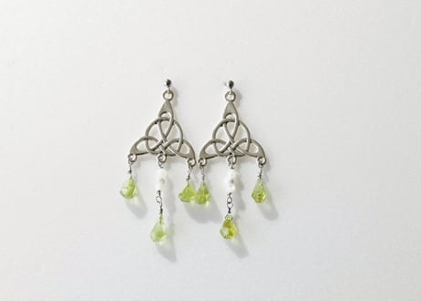 【con.fei.to】マザーオブパールとペリドットのピアス ※イベントクーポン使用不可