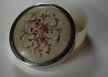 イギリス　ヴィンテージ　TWO-TIX製　刺繍入りプチポワン クリームケース