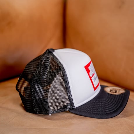 NEW ERA・ニューエラ　9FORTY A-Frame トラッカー Budweiser バドワイザー ラベルロゴ（ホワイト/ブラック）