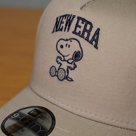 NEWERA・ニューエラ キッズ Youth 9FOURTY A-Frame PEANUTS ピーナッツ College Logo アッシュブラウン  14682452