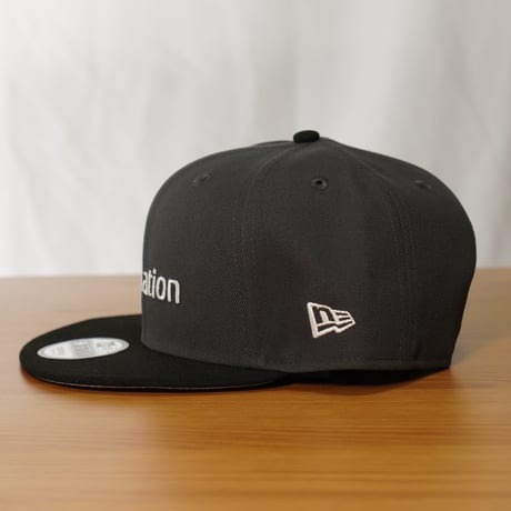 NEW ERA・ニューエラ 9FIFTY PlayStation プレイステーション ファミリーマーク ダークグラファイト/ブラック 14693334