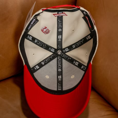 NEW ERA・ニューエラ　9FORTY Budweiser バドワイザー Bロゴ クロームホワイトピンストライプ ラディアントレッドバイザー