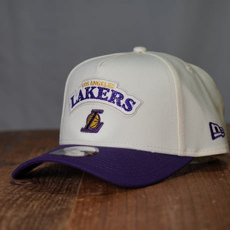 NEW ERA・ニューエラ 9FORTY A-Frame NBA Rhinestone ラインストーン ロサンゼルス・レイカーズ クローム パープルバイザー  14667876