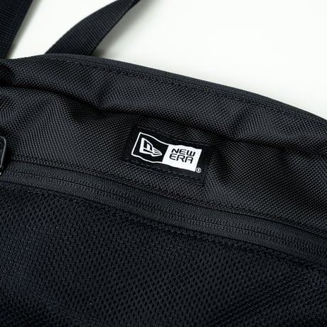 NEW ERA・ニューエラ　 ショルダーポーチ ラージ 2L プリントロゴ（ブラック ）