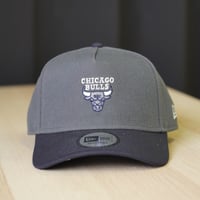 NEW ERA・ニューエラ 9FORTY A-Frame NBA 2-Tone シカゴ・ブルズ ダークグラファイト/ネイビー