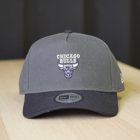 NEW ERA・ニューエラ 9FORTY A-Frame NBA 2-Tone シカゴ・ブルズ ダークグラファイト/ネイビー