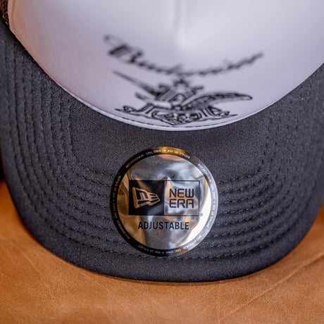 NEW ERA・ニューエラ　9FORTY A-Frame トラッカー Budweiser バドワイザー アンハイザーロゴ（ホワイト/ブラック）