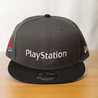 NEW ERA・ニューエラ 9FIFTY PlayStation プレイステーション ファミリーマーク ダークグラファイト/ブラック 14693334