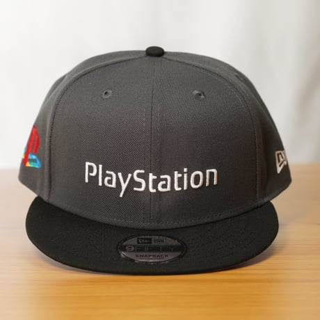 NEW ERA・ニューエラ 9FIFTY PlayStation プレイステーション ファミリーマーク ダークグラファイト/ブラック 14693334